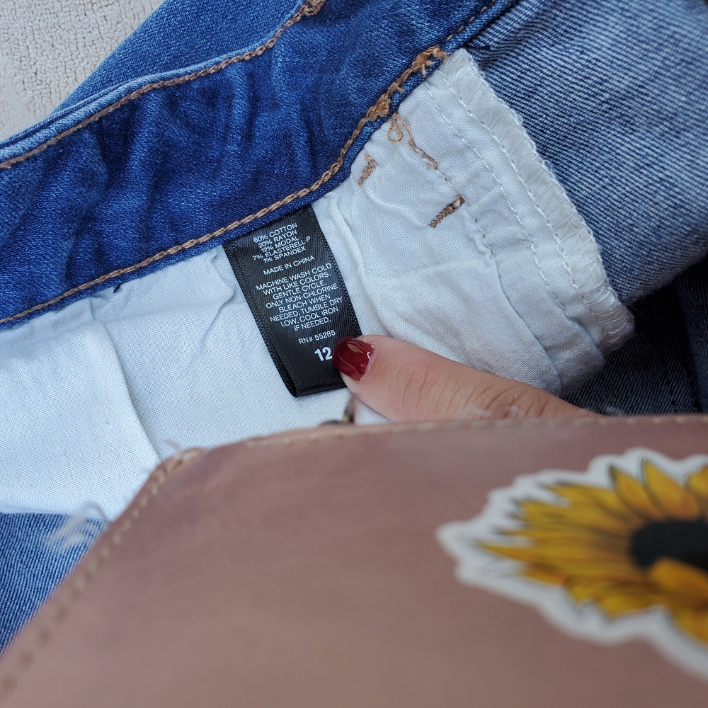 Express Shorts - Picture 3 of 3